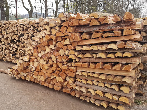 Měkké i tvrdé palivové dřevo v metrových délkách